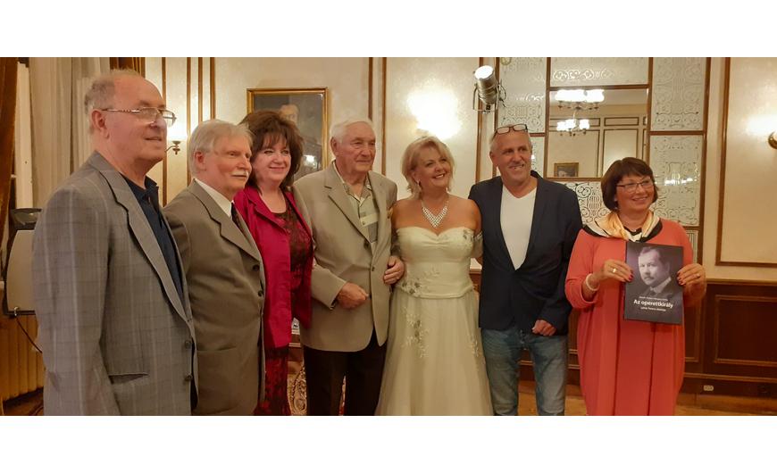 AZ OPERETTKIRÁLY A FÉSZEKBEN